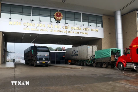 Các xe tải chở hàng chờ làm thủ tục thông quan ngày đầu năm tại của khẩu đường bộ số II Kim Thành. (Ảnh: Quốc Khánh/TTXVN)