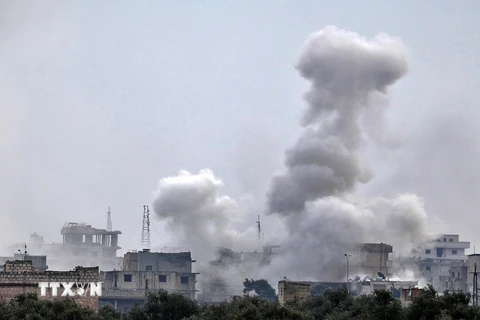Khói bốc lên sau một cuộc oanh kích do các lực lượng Chính phủ Syria và đồng minh tiến hành tại thị trấn Sarmin, tỉnh Idlib ngày 4/2/2020. (Nguồn: AFP/TTXVN)