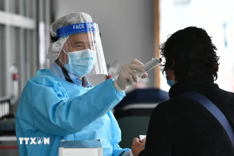 Nhân viên y tế kiểm tra thân nhiệt cho bệnh nhân tại một bệnh viện ở Hong Kong, Trung Quốc ngày 4/2/2020. (Nguồn: AFP/TTXVN)