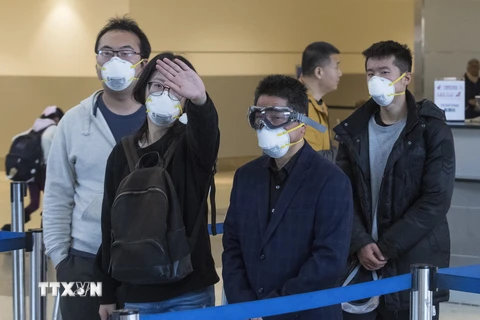 Hành khách đeo khẩu trang đề phòng lây nhiễm COVID-19 tại sân bay quốc tế Los Angeles, bang California, Mỹ ngày 2/2/2020. (Nguồn: AFP/TTXVN)