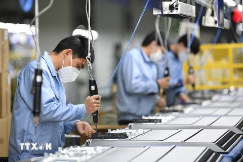 Công nhân sản xuất tại một phân xưởng của Skyworth ở Quảng Châu, thủ phủ tỉnh Quảng Đông, Trung Quốc ngày 10/2/2020. (Nguồn: THX/TTXVN)