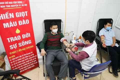 Tình nguyện viên tham gia hiến máu tại địa chỉ 26 Lương Ngọc Quyến, quận Hoàn Kiếm (Hà Nội) trong sáng 11/2/2020. (Ảnh: Thanh Tùng/TTXVN)