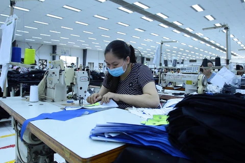 Sản xuất các mặt hàng may mặc tại Công ty Kydo tại Khu Công nghiệp Phố nối A, Hưng Yên. (Ảnh: Phạm Kiên/TTXVN)