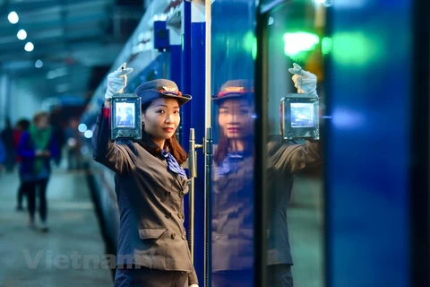 Tiếp viên đoàn tàu hỏa 5 sao hiện đại nhất Việt Nam, tàu SE3 chạy tuyến Hà Nội-Thành phố Hồ Chí Minh. (Ảnh: Minh Sơn/Vietnam+)