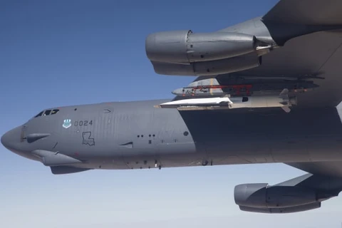 Một chiếc B-52 của Không quân Hoa Kỳ mang theo tên lửa siêu vượt âm Hypersonic X-51 để thử nghiệm phóng vào ngày 1/5/2013. (Nguồn: Reuters)