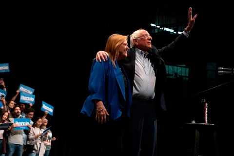 Ông Bernie Sanders và phu nhân vẫy chào người ủng hộ. (Nguồn: AFP)