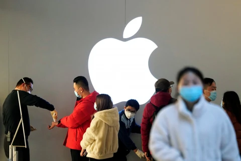 Khách hàng đeo khẩu trang và được kiểm tra thân nhiệt trong một cửa hàng Apple, ở Thượng Hải, Trung Quốc, ngày 21/2. (Nguồn: Reuters)