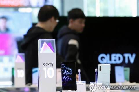 Điện thoại thông minh Galaxy Note10 của Samsung tại một cửa hàng bán lẻ ở Seoul. (Nguồn: Yonhap)