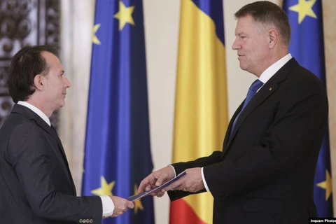 Tổng thống Romania Klaus Iohannis (phải) và Thủ tướng được chỉ định Florin Citu. (Nguồn: rferl.org)