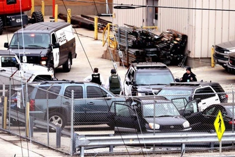 Cảnh sát và lực lượng khẩn cấp được triển khai tại hiện trường vụ nổ súng ở trụ sở hãng sản xuất bia Molson Coors của thành phố Milwaukee, bang Wisconsin (Mỹ) ngày 26/2/2020. (Nguồn: Milwaukee Journal Sentinel/TTXVN)