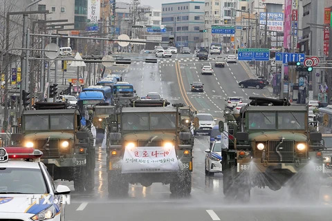 Xe quân sự Hàn Quốc phun thuốc khử trùng đề phòng dịch COVID-19 tại tuyến đường gần nhà ga đường sắt Dongdaegu ở Daegu, cách Seoul khoảng 300km về phía Đông Nam ngày 29/2/2020. (Nguồn: AFP/TTXVN)