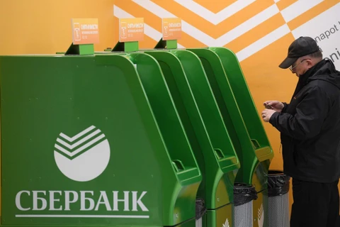 Một người thực hiện rút tiền qua hệ thống ATM của ngân hàng Sberbank. (Nguồn: AFP)