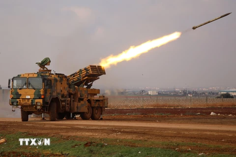 Bệ phóng rocket di động của quân đội Thổ Nhĩ Kỳ nã rocket từ một vị trí gần làng Miznaz, ngoại ô phía Tây tỉnh Aleppo, Syria ngày 14/2. (Nguồn: AFP/TTXVN)