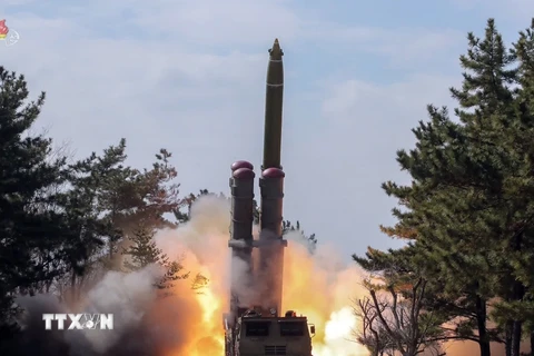 Ảnh do Đài truyền hình Triều Tiên phát: Diễn tập pháo binh tầm xa của quân đội Triều Tiên ngày 2/3/2020. (Nguồn: Yonhap/TTXVN)