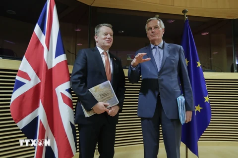 Trưởng đoàn đàm phán Brexit của EU Michel Barnier (phải) và người đồng cấp Anh David Frost (trái) tại cuộc gặp ở Brussels, Bỉ ngày 2/3/2020. (Nguồn: AFP/TTXVN)