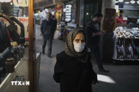 Người dân đeo khẩu trang để phòng tránh lây nhiễm COVID-19 tại Tehran, Iran, ngày 2/3/2020. (Nguồn: THX/TTXVN)