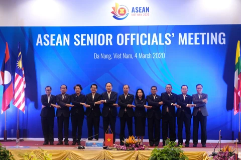 Trưởng đoàn SOM các nước ASEAN chụp ảnh tại hội nghị. (Ảnh: Quốc Dũng/TTXVN)