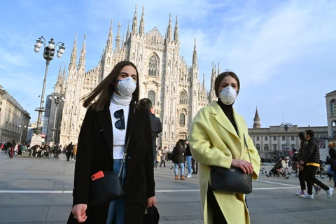 Người dân đeo khẩu trang phòng dịch COVID-19 tại Milan, Italy ngày 23/2/2020. (Nguồn: AFP/TTXVN)