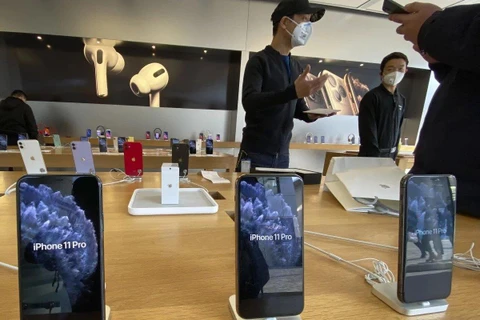 Một nhân viên trò chuyện với khách hàng tại Apple Store ở Bắc Kinh vào ngày 19/2. (Nguồn: AP) 