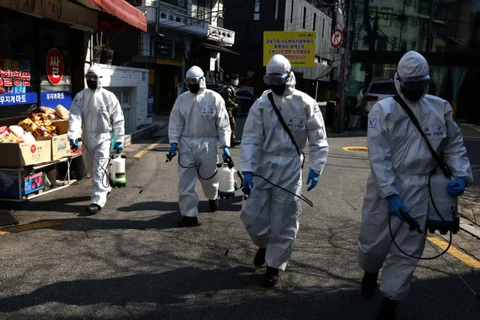 Nhân viên y tế phun thuốc khử trùng ở Seoul, Hàn Quốc ngày 6/3. (Nguồn: Getty Images)