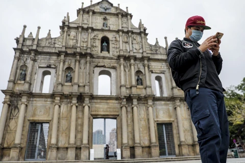 Một người dân đeo khẩu trang tại một địa điểm công cộng ở Macau. (Nguồn: scmp.com)