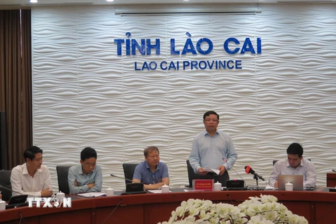Ông Hoàng Chí Hiền, người phát ngôn Ủy ban Nhân dân tỉnh Lào Cai, cung cấp thông tin cho báo chí về công tác phòng chống dịch COVID-19 trong cuộc họp ngày 9/3. (Ảnh: Lục Hương Thu/TTXVN)