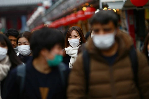 Người dân đeo khẩu trang ở ngoài đường tại Nhật Bản. (Nguồn: Reuters)
