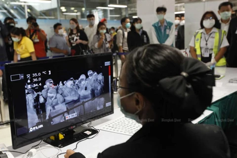 Một nhân viên y tế theo dõi màn hình quét thân nhiệt hành khách ở sân bay Suvarnabhumi vào ngày 9/3 (Nguồn: Bangkok Post)