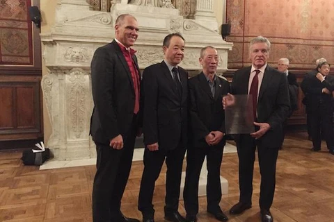 Đại sứ Việt Nam tại Pháp Nguyễn Thiệp (thứ hai, từ trái), Lãnh sự danh dự Việt Nam tại Marseille, Nguyen Cong Tuoi Maurice Germain (thứ hai, từ phải) và lãnh đạo địa phương. (Nguồn: Báo Nhân Dân)