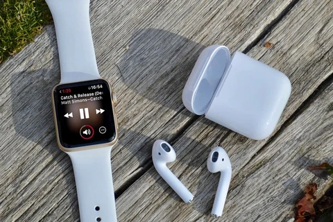 Tai nghe không dây AirPods và Apple Watch tiếp tục giúp Apple bay cao. (Nguồn: Apple)