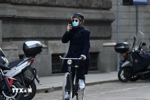 Người dân đeo khẩu trang để phòng tránh lây nhiễm COVID-19 tại Milan, Italy, ngày 10/3/2020. (Nguồn: THX/TTXVN)