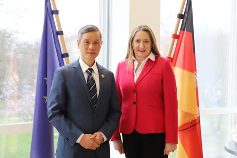 Đại sứ Nguyễn Minh Vũ và Tiến sĩ Gabriele Andretta, Chủ tịch Nghị viện bang Niedersachsen chụp ảnh lưu niệm. (Ảnh: Mạnh Hùng/TTXVN)