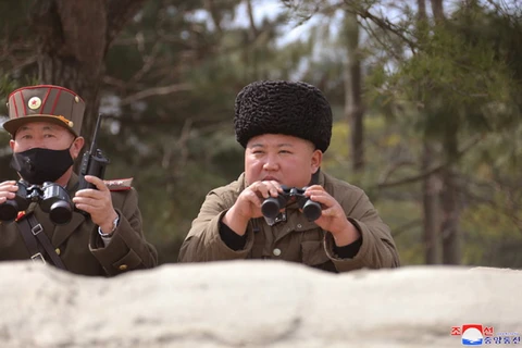 Nhà lãnh đạo Triều Tiên Kim Jong-un chỉ đạo một cuộc tập trận hỏa lực mạnh của các đơn vị pháo binh tầm xa. (Nguồn: KCNA)