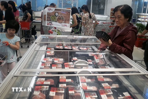 Người tiêu dùng mua thịt sạch tại siêu thị Vinmart. (Ảnh: Đỗ Phương Anh/TTXVN)