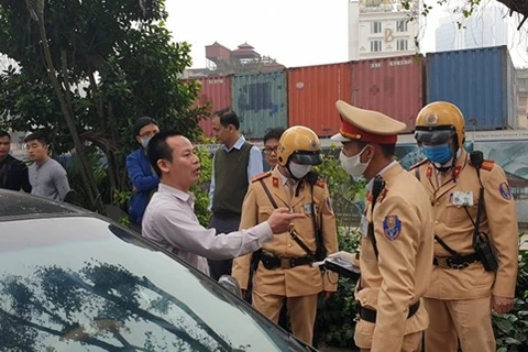 Lái xe Nguyễn Ai Bun bị lực lượng cảnh sát giao thông xử phạt. (Nguồn: cand.com.vn)