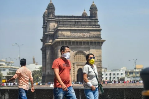 Khách du lịch đeo khẩu trang ở Mumbai. (Nguồn: telanganatoday.com)