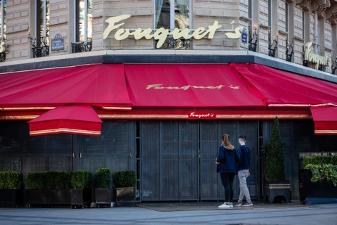Một nhà hàng đóng cửa do dịch COVID-19 tại Paris, Pháp ngày 15/3/2020. (Nguồn: THX/TTXVN)