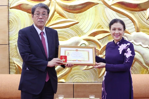 Chủ tịch Nguyễn Phương Nga trao tặng Kỷ niệm chương cho Đại sứ Nhật Bản Umeda Kunio. (Nguồn: vufo.org.vn)