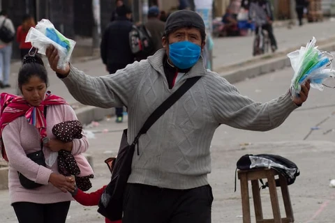 Người dân đeo khẩu trang như một biện pháp phòng ngừa chống lại sự lây lan của COVID-19 ở El Alto, Bolivia. (Nguồn: AP)