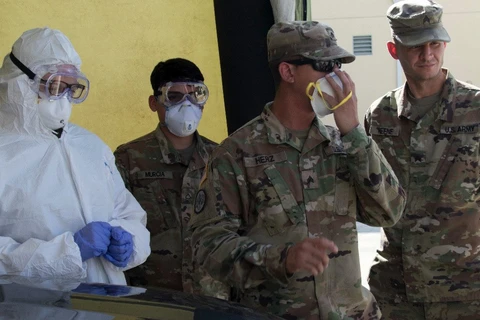 Binh sỹ Mỹ đeo khẩu trang ở một căn cứ quân sự. (Nguồn: Getty Images)