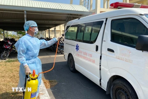 Phun thuốc khử trùng xe chở bệnh nhân COVID-19 ở Thành phố Hồ Chí Minh. (Nguồn: TTXVN)