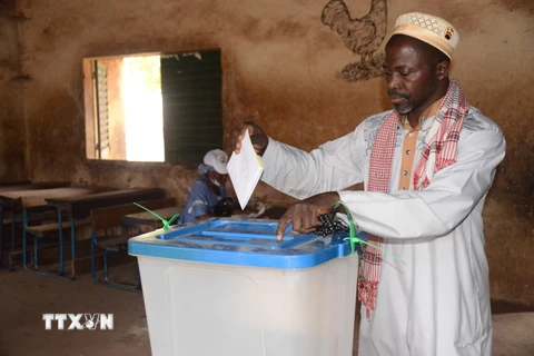 Cử tri bỏ phiếu tại một điểm bầu cử ở Bamako, Mali, ngày 29/3/2020. (Nguồn: THX/TTXVN)
