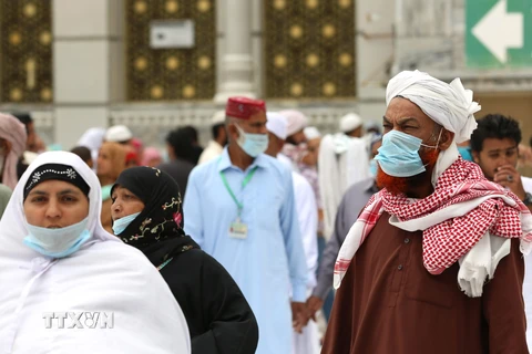 Các tín đồ Hồi giáo đeo khẩu trang nhằm ngăn chặn sự lây lan của dịch COVID-19 tại Thánh địa Mecca, Saudi Arabia ngày 13/3/2020. (Nguồn: AFP/TTXVN)