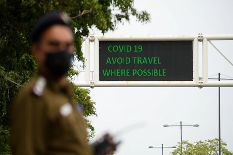 Biển báo điện tử yêu cầu mọi người hạn chế ra đường ở Ấn Độ. (Nguồn: news.abplive.com)