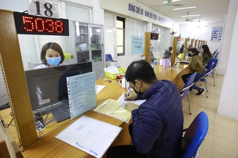 Người lao động đến làm thủ tục bảo hiểm thất nghiệp tại Trung tâm Dịch vụ việc làm Hà Nội. (Ảnh: Anh Tuấn/TTXVN)