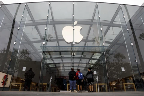 Cửa hàng bán lẻ của Apple ở Santa Monica, California đóng cửa vì dịch COVID-19. (nguồn: Bloomberg)