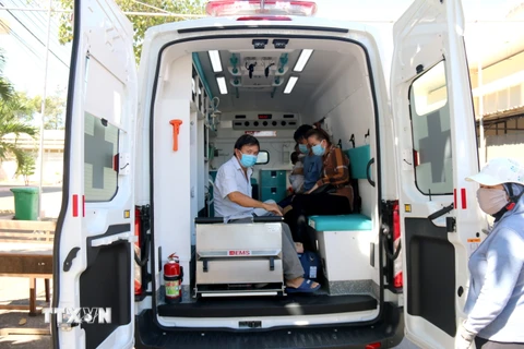 6 trường hợp công bố khỏi bệnh được chuyển đến Khu cách ly của Trung tâm điều trị COVID-19 tỉnh Bình Thuận để tiếp tục theo dõi 14 ngày theo quy định của Bộ Y tế. (Ảnh: Nguyễn Thanh/TTXVN)