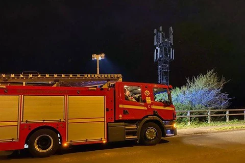 Lính cứu hỏa dập tắt một đám cháy tại trạm phát sóng 5G ở Anh (Nguồn: Liverpool Echo)
