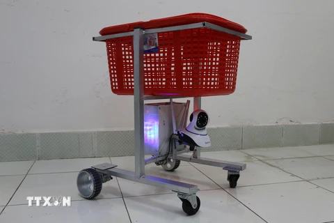 Robot vận chuyển phục vụ cho bệnh nhân khu cách ly. (Ảnh: Chương Đài/TTXVN)