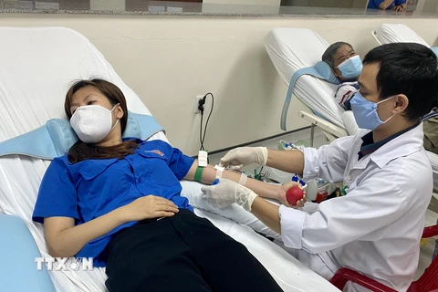 Đoàn viên, thanh niên Bệnh viện Trung ương Huế tham gia hiến máu. (Ảnh: Mai Trang/TTXVN)